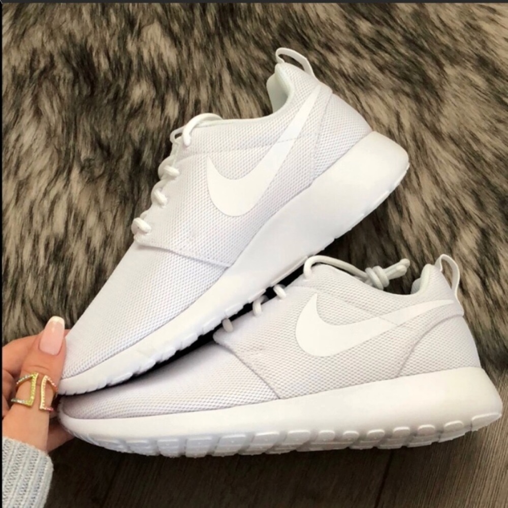 NWT Nike Roshe one triple white - Picture 8 of 8